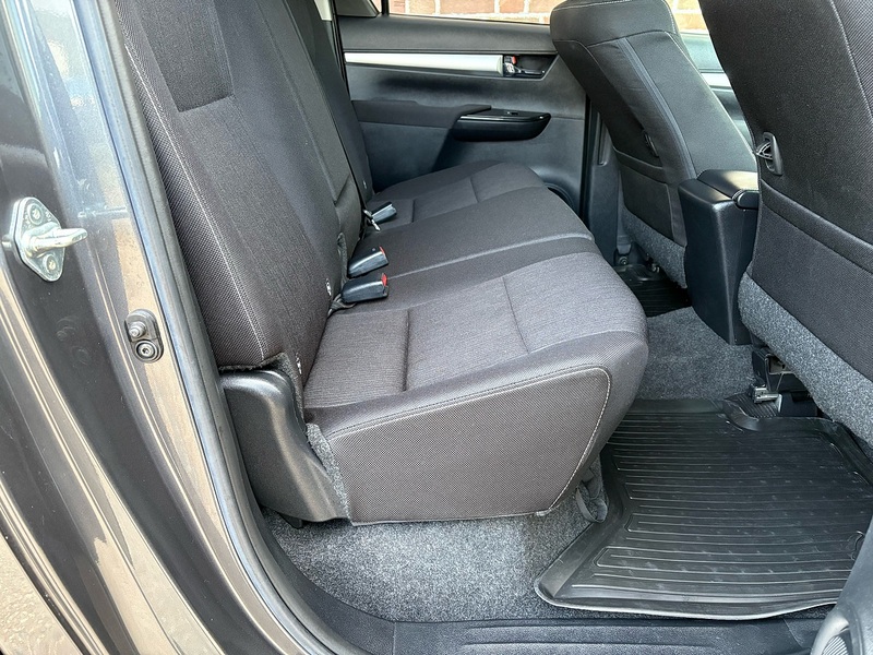 Toyota 2.4 D-4D Invincible Pickup Double Cab 4dr Diesel Manual 4WD Euro 6 (s/s) (150 ps)