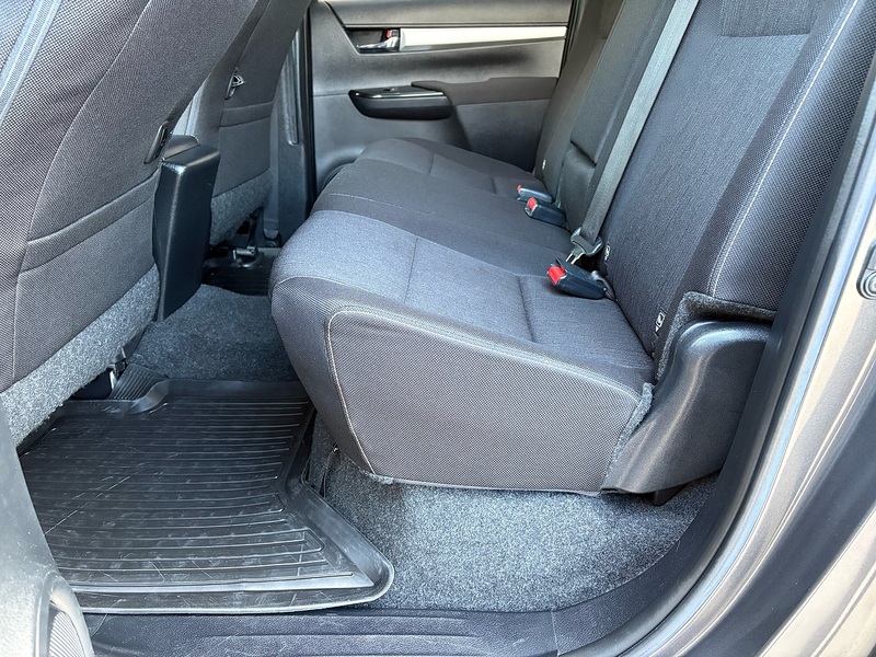 Toyota 2.4 D-4D Invincible Pickup Double Cab 4dr Diesel Manual 4WD Euro 6 (s/s) (150 ps)