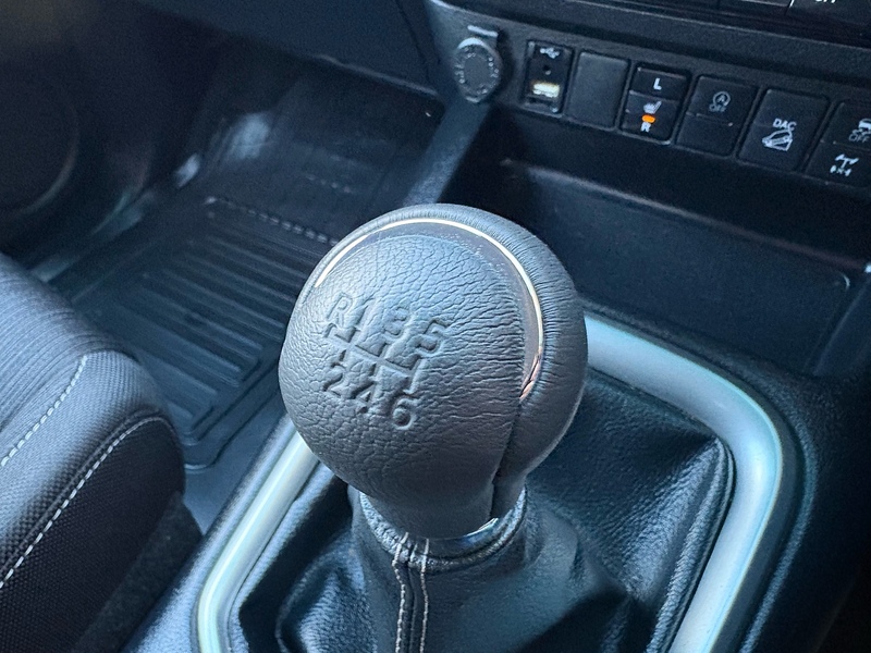 Toyota 2.4 D-4D Invincible Pickup Double Cab 4dr Diesel Manual 4WD Euro 6 (s/s) (150 ps)