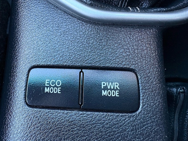 Toyota 2.4 D-4D Invincible Pickup Double Cab 4dr Diesel Manual 4WD Euro 6 (s/s) (150 ps)