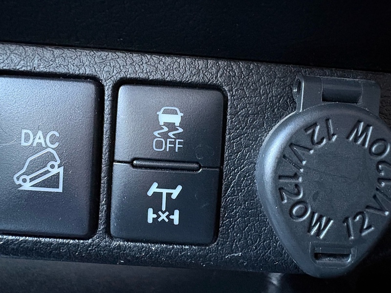 Toyota 2.4 D-4D Invincible Pickup Double Cab 4dr Diesel Manual 4WD Euro 6 (s/s) (150 ps)