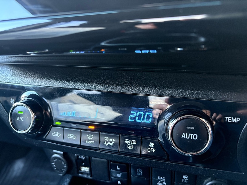 Toyota 2.4 D-4D Invincible Pickup Double Cab 4dr Diesel Manual 4WD Euro 6 (s/s) (150 ps)