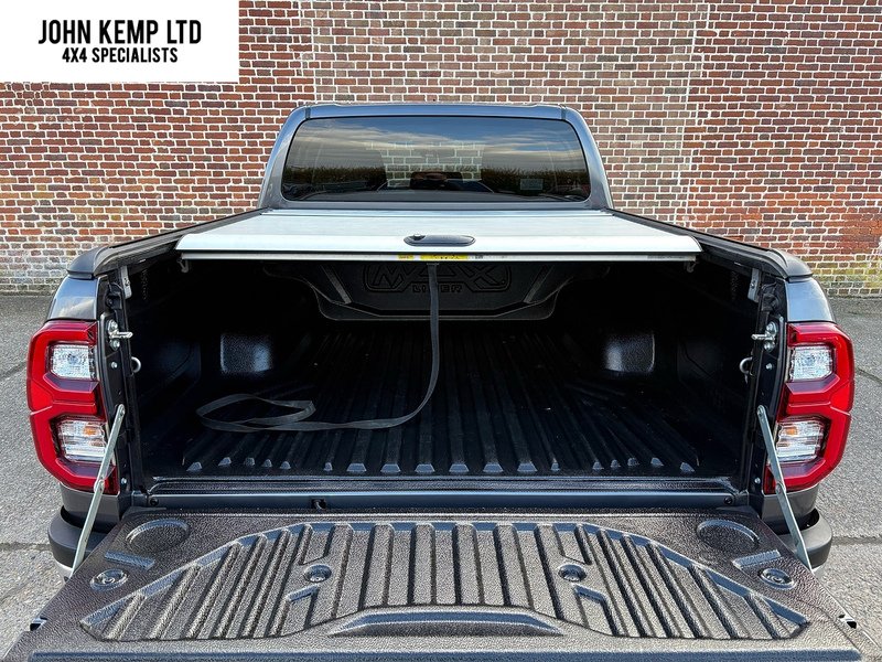 Toyota 2.4 D-4D Invincible Pickup Double Cab 4dr Diesel Manual 4WD Euro 6 (s/s) (150 ps)