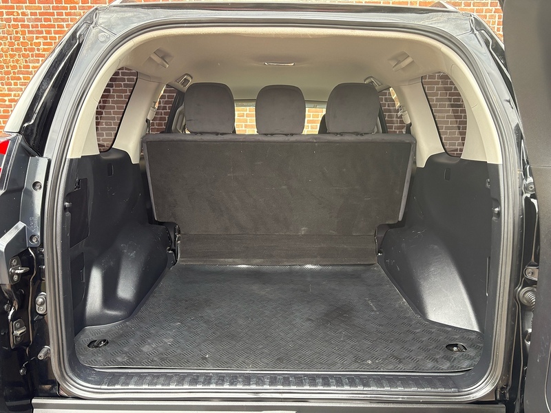 Toyota 2.8D Active (Navi) Panel Van 5dr Diesel Auto 4WD LWB Euro 6 (s/s) (204 ps)