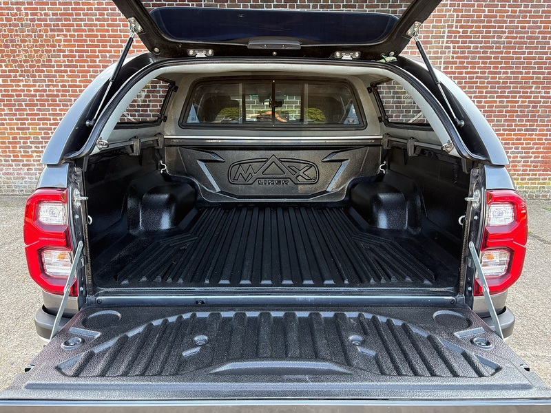 Toyota 2.4 D-4D Invincible Pickup Double Cab 4dr Diesel Manual 4WD Euro 6 (s/s) (150 ps)