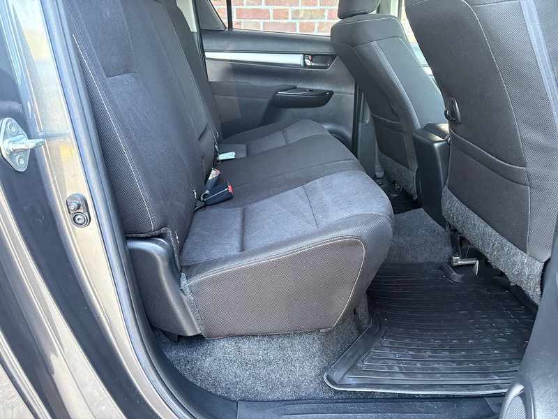 Toyota 2.4 D-4D Invincible Pickup Double Cab 4dr Diesel Manual 4WD Euro 6 (s/s) (150 ps)
