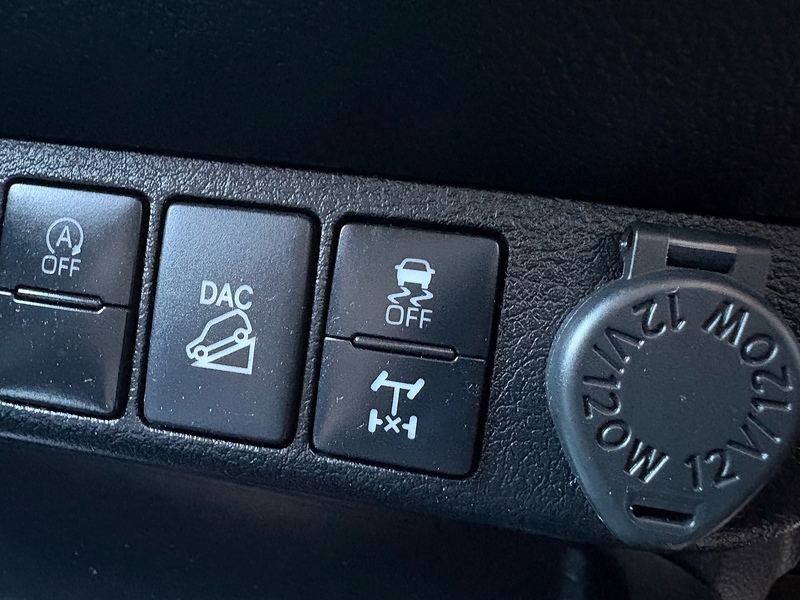 Toyota 2.4 D-4D Invincible Pickup Double Cab 4dr Diesel Manual 4WD Euro 6 (s/s) (150 ps)