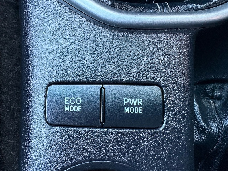 Toyota 2.4 D-4D Invincible Pickup Double Cab 4dr Diesel Manual 4WD Euro 6 (s/s) (150 ps)