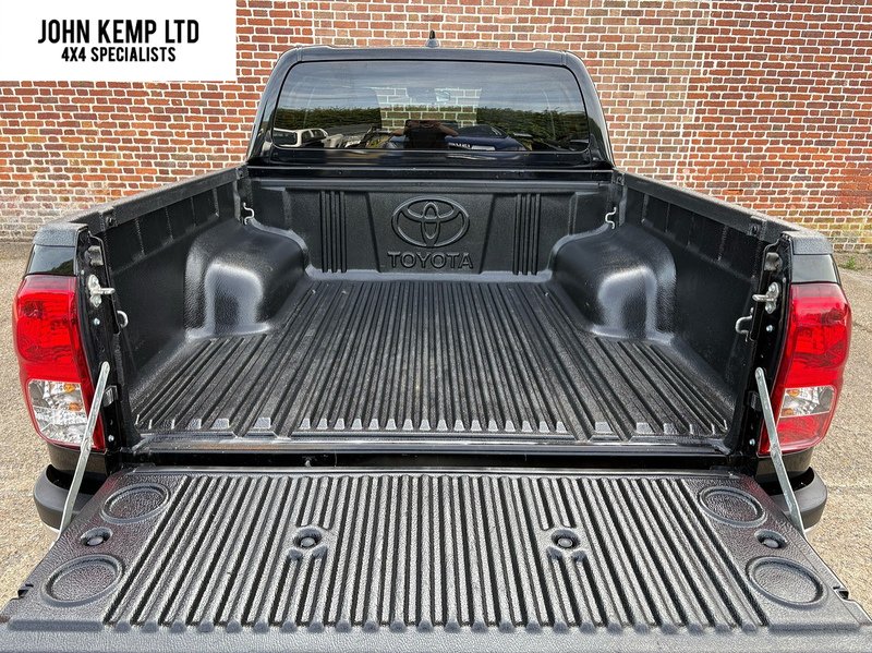 Toyota 2.4 D-4D Icon Pickup Double Cab 4dr Diesel Manual 4WD Euro 6 (s/s) (150 ps)
