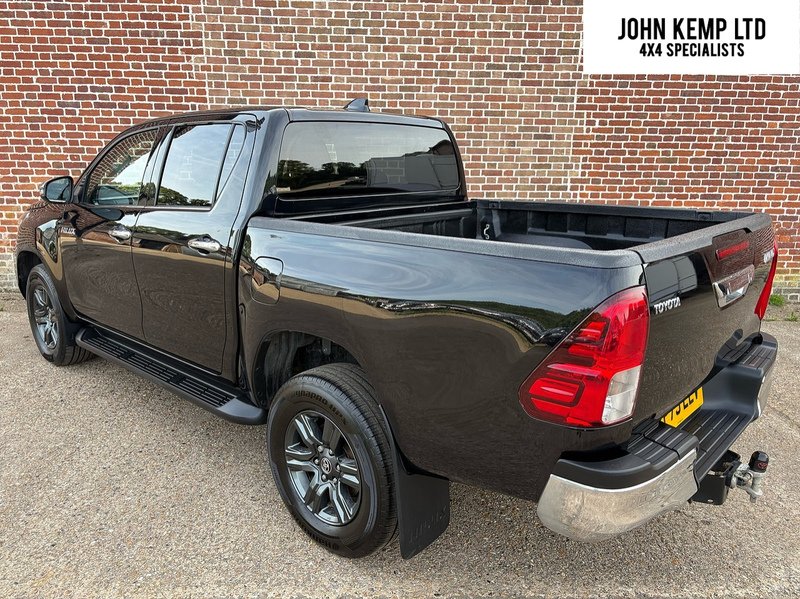 Toyota 2.4 D-4D Icon Pickup Double Cab 4dr Diesel Manual 4WD Euro 6 (s/s) (150 ps)