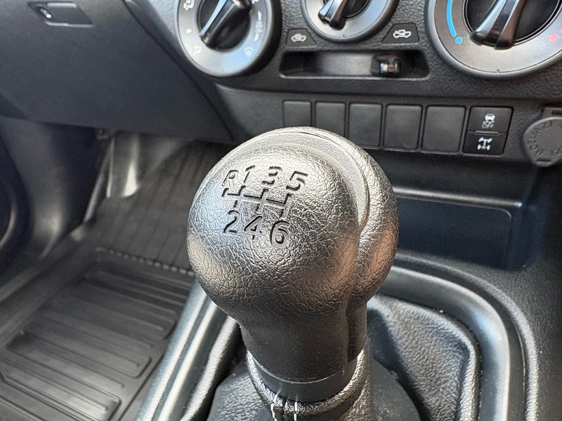 Toyota 2.4 D-4D Active Pickup 2dr Diesel Manual 4WD Euro 6 (150 ps)