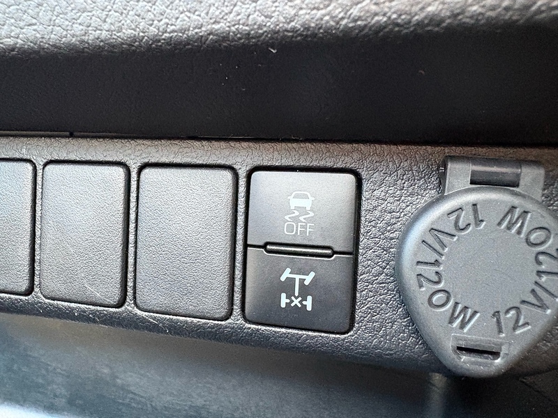 Toyota 2.4 D-4D Active Pickup 2dr Diesel Manual 4WD Euro 6 (150 ps)