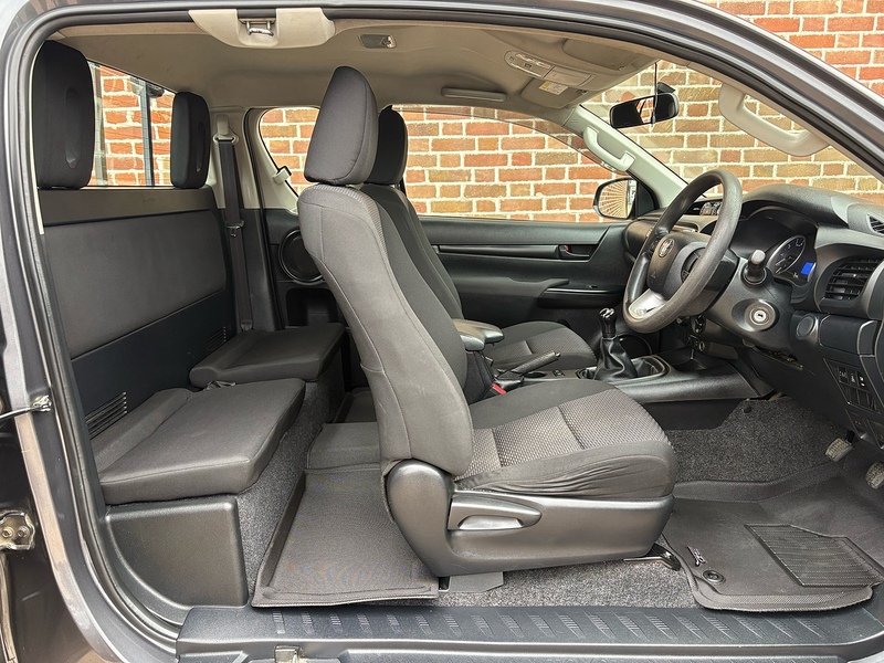 Toyota 2.4 D-4D Active Pickup Extra Cab 4dr Diesel Manual 4WD Euro 6 (TSS) (150 ps)
