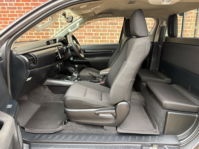 Toyota 2.4 D-4D Active Pickup Extra Cab 4dr Diesel Manual 4WD Euro 6 (TSS) (150 ps)