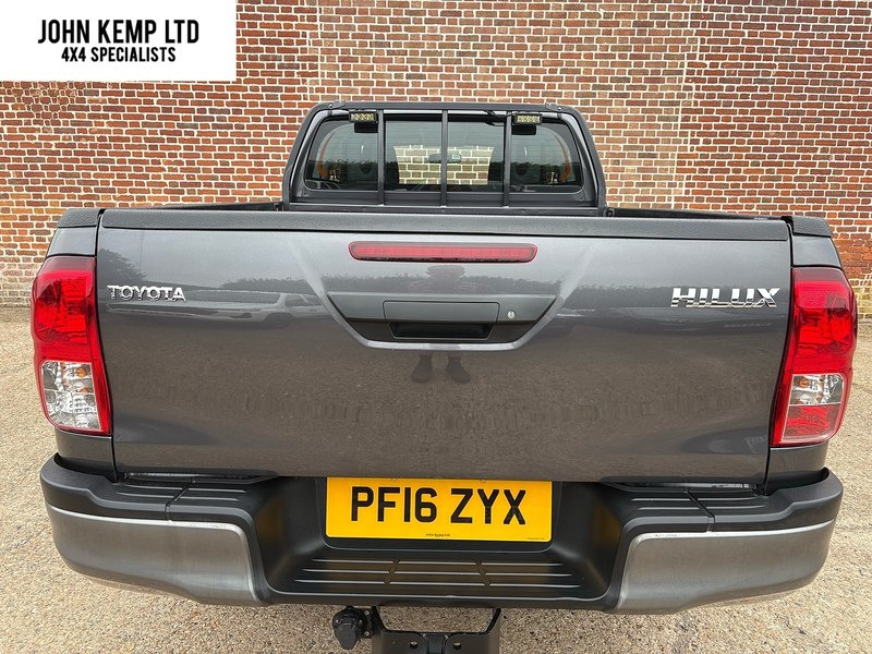 Toyota 2.4 D-4D Active Pickup Extra Cab 4dr Diesel Manual 4WD Euro 6 (TSS) (150 ps)