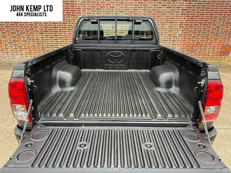 Toyota 2.4 D-4D Active Pickup Extra Cab 4dr Diesel Manual 4WD Euro 6 (TSS) (150 ps)