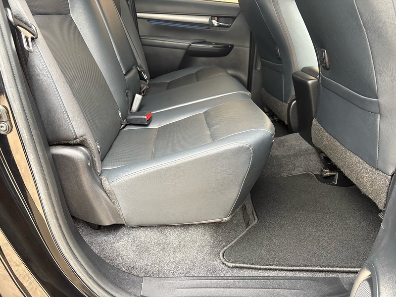 Toyota 2.8 D-4D Invincible X Pickup Double Cab 4dr Diesel Auto 4WD Euro 6 (s/s) (204 ps)