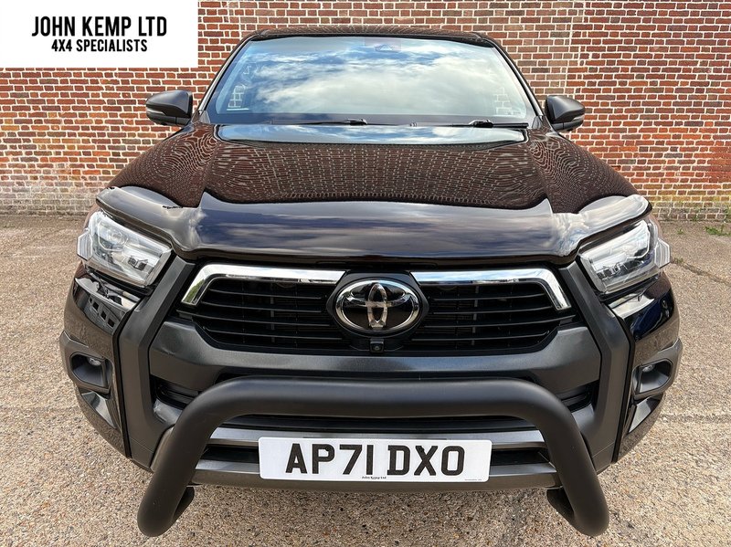 Toyota 2.8 D-4D Invincible X Pickup Double Cab 4dr Diesel Auto 4WD Euro 6 (s/s) (204 ps)