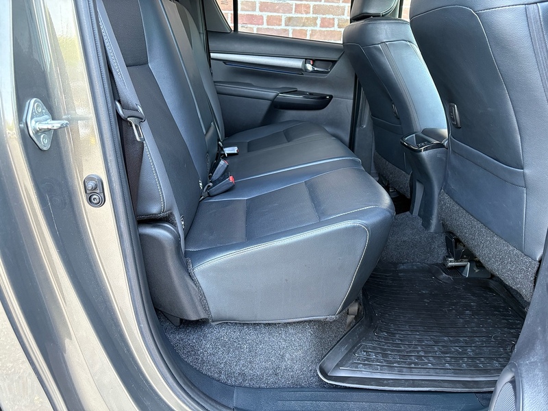 Toyota 2.8 D-4D Invincible X Pickup Double Cab 4dr Diesel Manual 4WD Euro 6 (s/s) (204 ps)