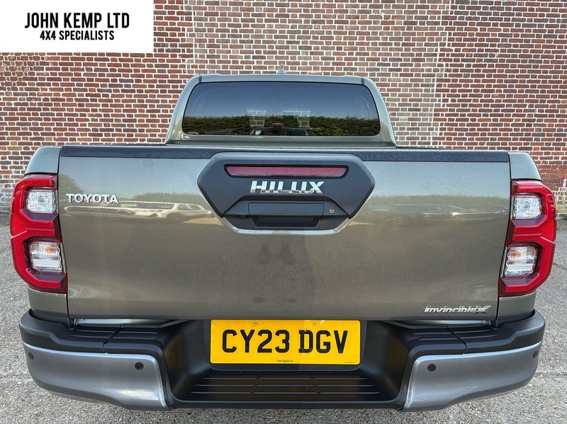 Toyota 2.8 D-4D Invincible X Pickup Double Cab 4dr Diesel Manual 4WD Euro 6 (s/s) (204 ps)
