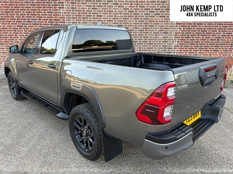 Toyota 2.8 D-4D Invincible X Pickup Double Cab 4dr Diesel Manual 4WD Euro 6 (s/s) (204 ps)