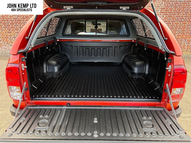 Toyota D-4D Icon Pickup 2.4 Automatic Diesel