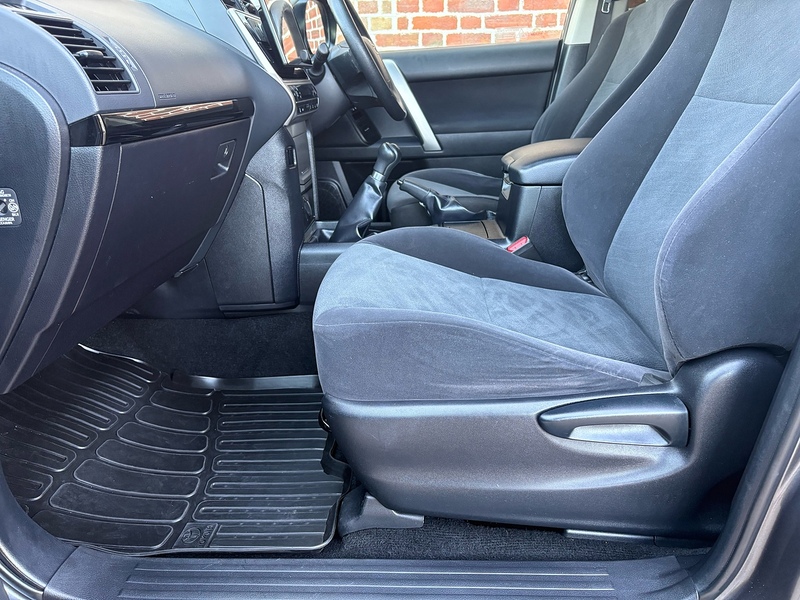 Toyota 2.8D Utility Panel Van 3dr Diesel Manual 4WD SWB Euro 6 (s/s) (204 ps)