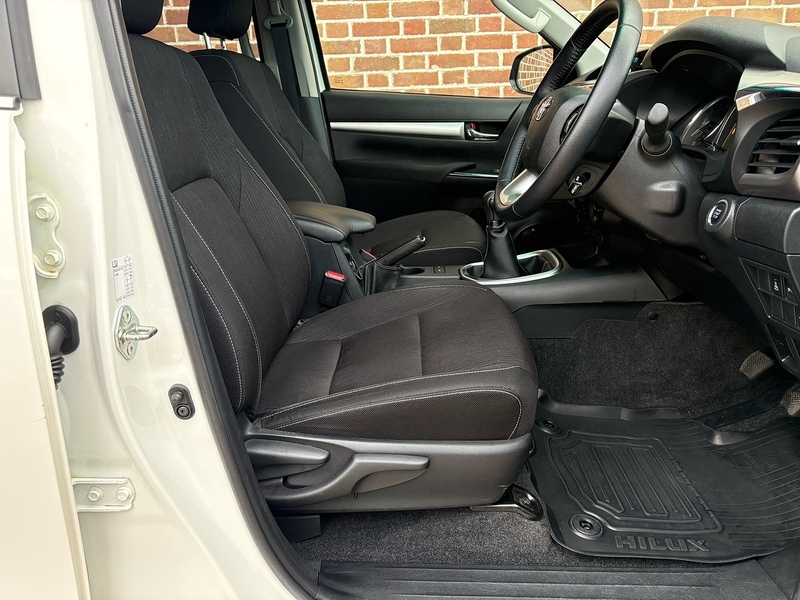 Toyota 2.8 D-4D Invincible Pickup Double Cab 4dr Diesel Manual 4WD Euro 6 (s/s) (204 ps)