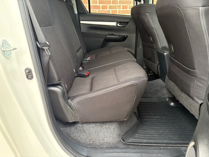 Toyota 2.8 D-4D Invincible Pickup Double Cab 4dr Diesel Manual 4WD Euro 6 (s/s) (204 ps)