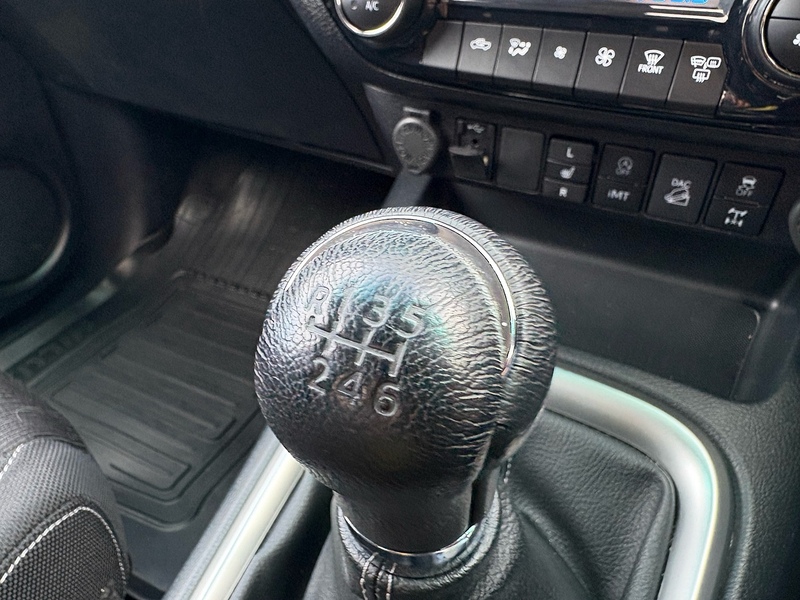 Toyota 2.8 D-4D Invincible Pickup Double Cab 4dr Diesel Manual 4WD Euro 6 (s/s) (204 ps)
