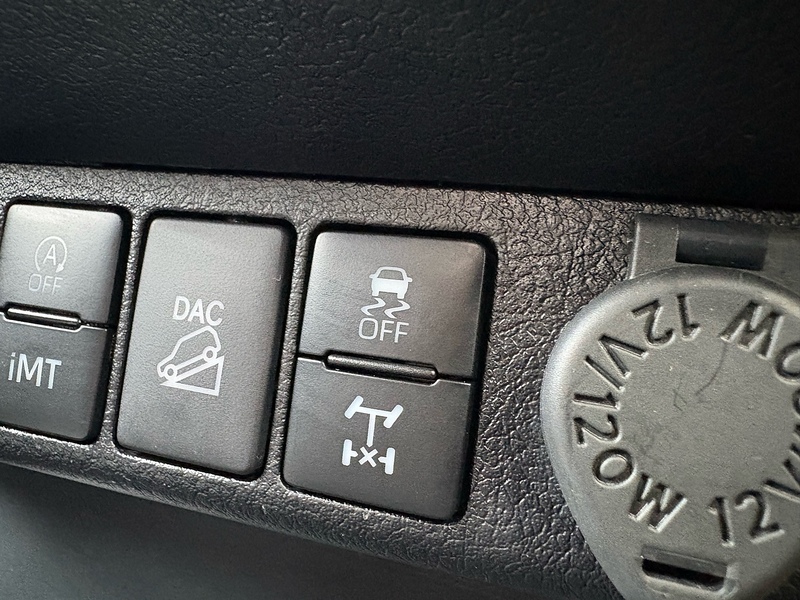 Toyota 2.8 D-4D Invincible Pickup Double Cab 4dr Diesel Manual 4WD Euro 6 (s/s) (204 ps)