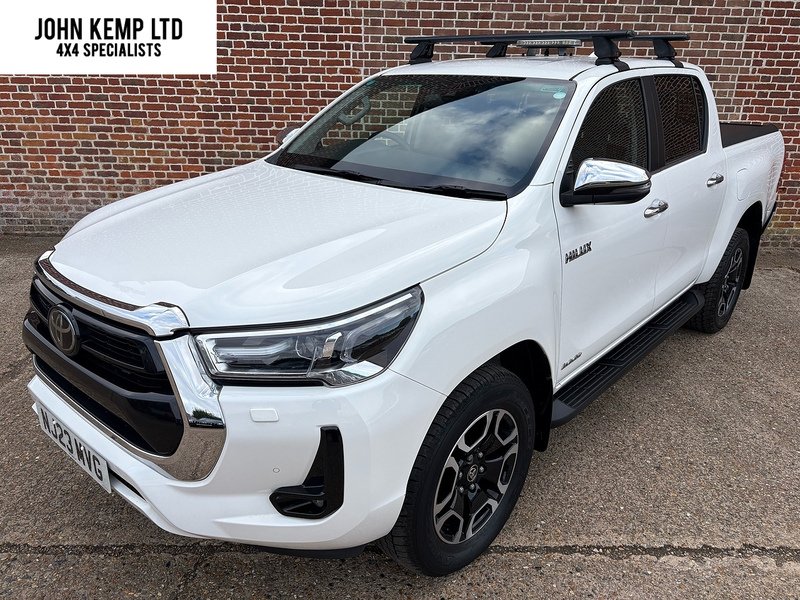 Toyota 2.8 D-4D Invincible Pickup Double Cab 4dr Diesel Manual 4WD Euro 6 (s/s) (204 ps)