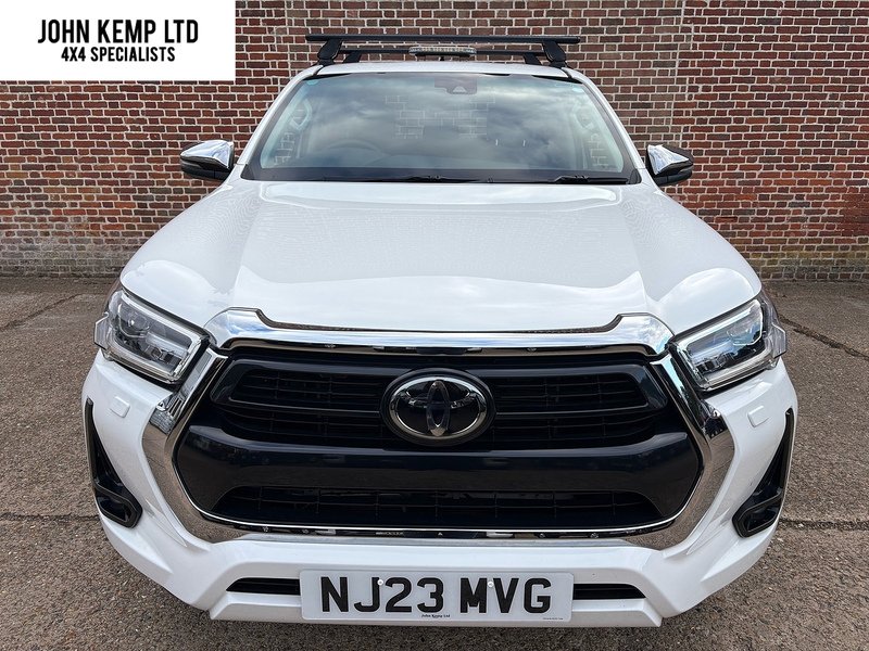 Toyota 2.8 D-4D Invincible Pickup Double Cab 4dr Diesel Manual 4WD Euro 6 (s/s) (204 ps)