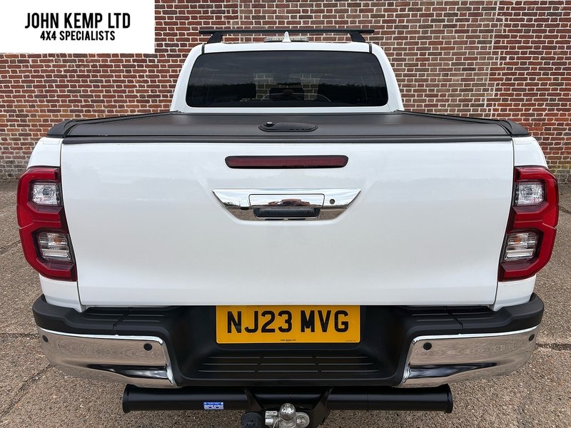 Toyota 2.8 D-4D Invincible Pickup Double Cab 4dr Diesel Manual 4WD Euro 6 (s/s) (204 ps)