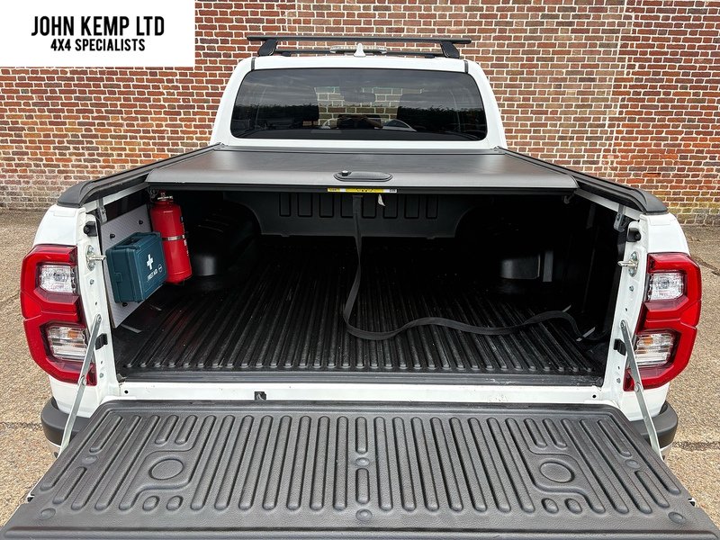 Toyota 2.8 D-4D Invincible Pickup Double Cab 4dr Diesel Manual 4WD Euro 6 (s/s) (204 ps)