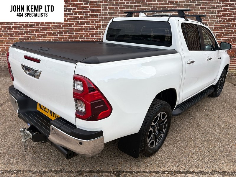 Toyota 2.8 D-4D Invincible Pickup Double Cab 4dr Diesel Manual 4WD Euro 6 (s/s) (204 ps)