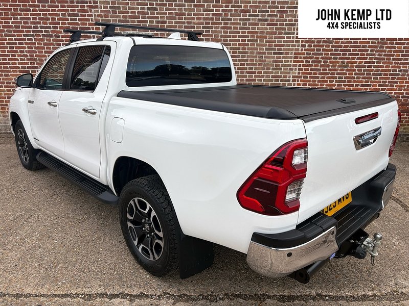 Toyota 2.8 D-4D Invincible Pickup Double Cab 4dr Diesel Manual 4WD Euro 6 (s/s) (204 ps)