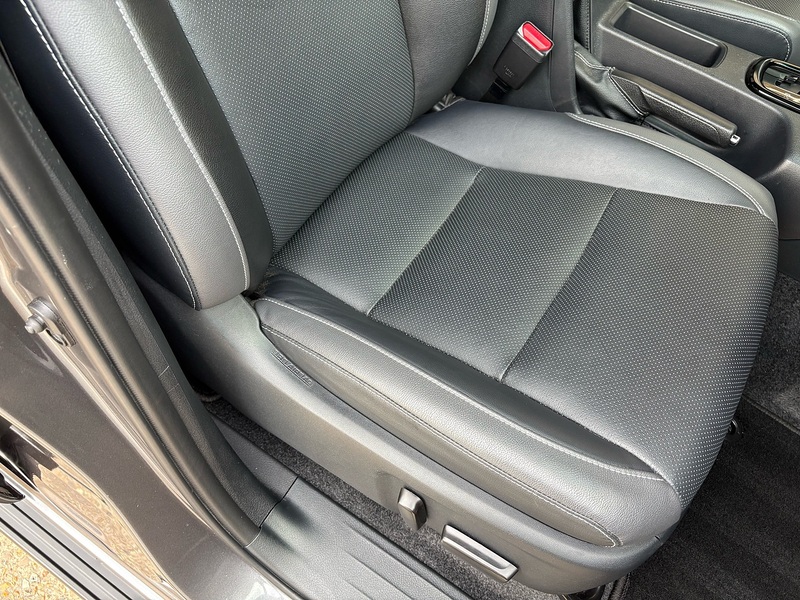 Toyota 2.8 D-4D-h Invincible X Pickup 4dr Diesel Hybrid Auto 4WD Euro 6 (204 ps)