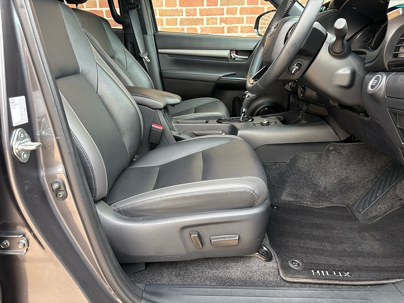 Toyota 2.8 D-4D-h Invincible X Pickup 4dr Diesel Hybrid Auto 4WD Euro 6 (204 ps)