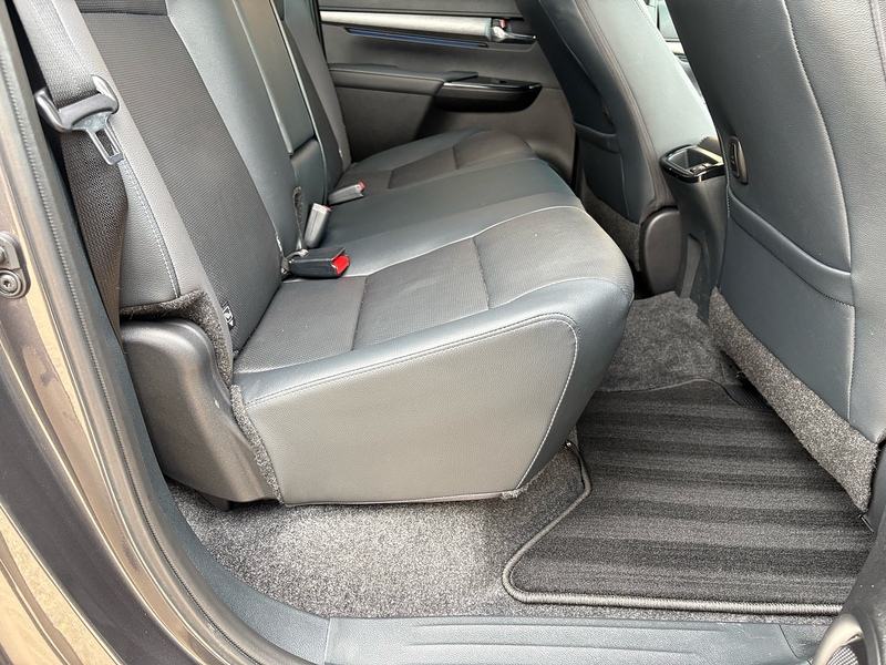 Toyota 2.8 D-4D-h Invincible X Pickup 4dr Diesel Hybrid Auto 4WD Euro 6 (204 ps)