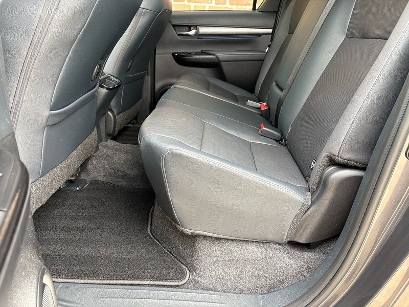 Toyota 2.8 D-4D-h Invincible X Pickup 4dr Diesel Hybrid Auto 4WD Euro 6 (204 ps)