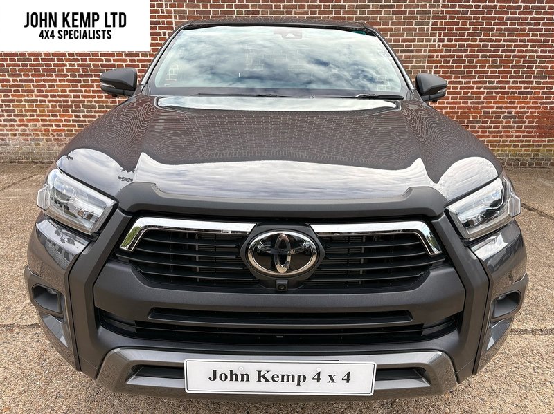 Toyota 2.8 D-4D-h Invincible X Pickup 4dr Diesel Hybrid Auto 4WD Euro 6 (204 ps)