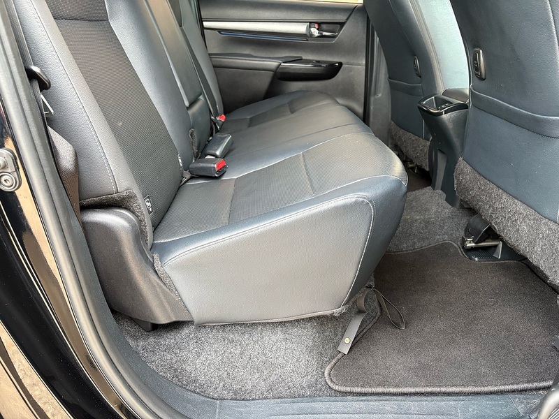 Toyota 2.8 D-4D Invincible X Pickup Double Cab 4dr Diesel Auto 4WD Euro 6 (s/s) (204 ps)