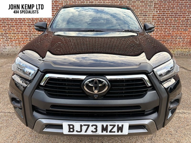 Toyota 2.8 D-4D Invincible X Pickup Double Cab 4dr Diesel Auto 4WD Euro 6 (s/s) (204 ps)