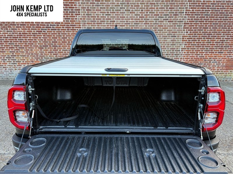 Toyota 2.8 D-4D Invincible X Pickup Double Cab 4dr Diesel Auto 4WD Euro 6 (s/s) (204 ps)