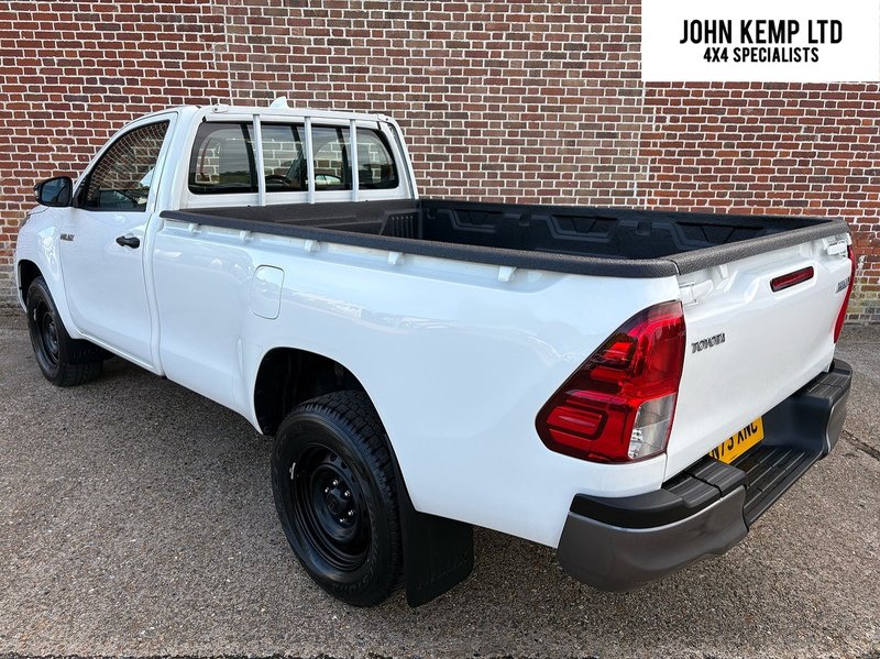 Toyota 2.4 D-4D Active Pickup 2dr Diesel Manual 4WD Euro 6 (150 ps)
