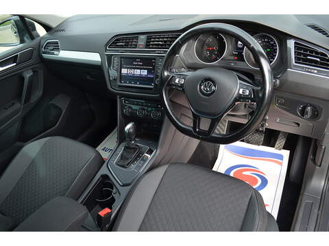 Volkswagen Tiguan TDI BlueMotion Tech SE Navigation - U108031