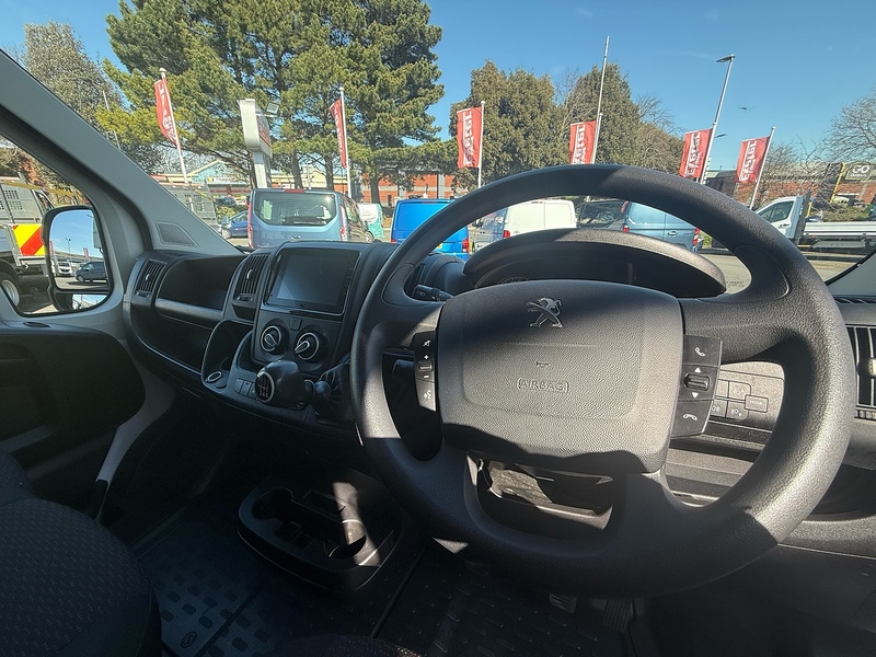 Peugeot Boxer BlueHDi 335 Professional Premium + L2H2 - U6842