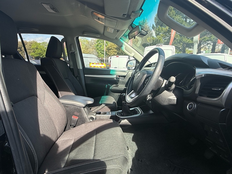 Toyota Hilux D-4D Invincible - U6933