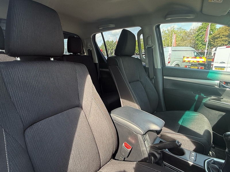 Toyota Hilux D-4D Invincible - U6933